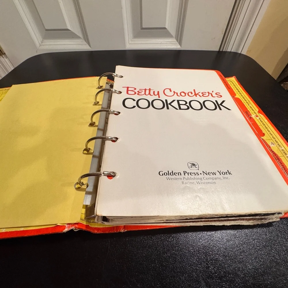 Vintage Betty Crocker's Cookbook twenty sixth printing 1976 5 ring binder book